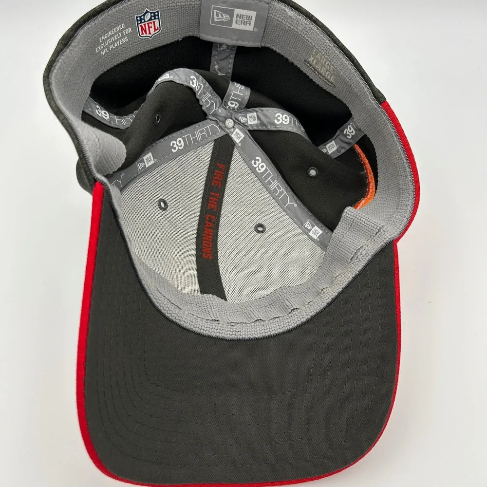 Tampa Bay Buccaneers Hat New Era 39THIRTY Mens L/XL Red Charcoal Sideline Sport